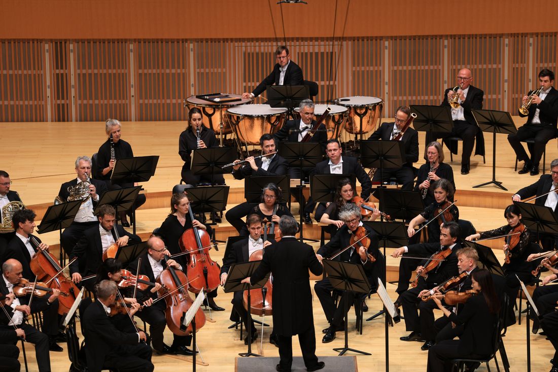 Adrian Prabava conducting the Stuttgart Philharmonic