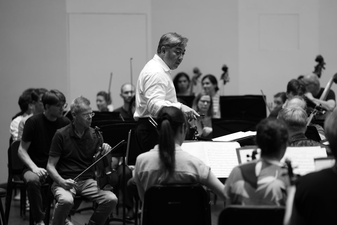 Adrian Prabava rehearsing the Stuttgart Philharmonic