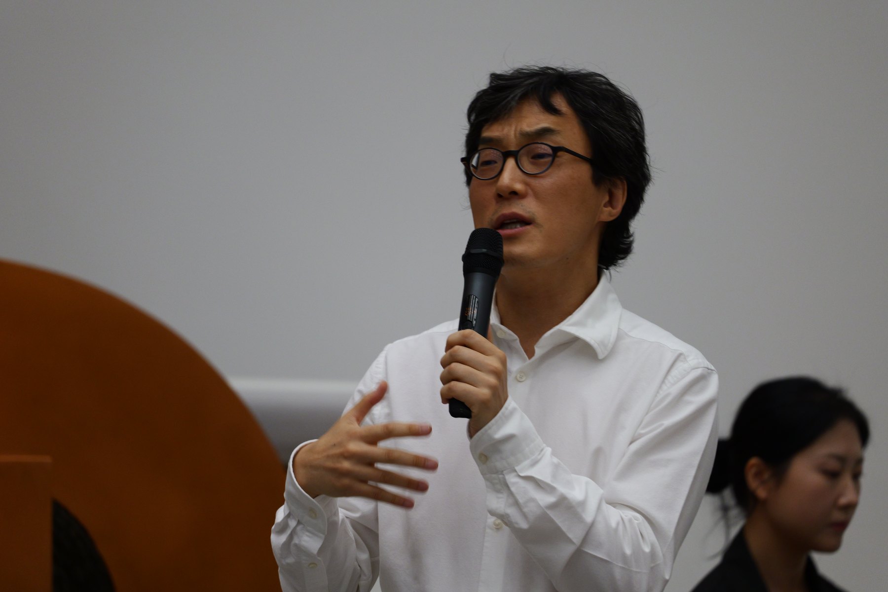 Pianist Chulhee Yoon giving commentary during the concert