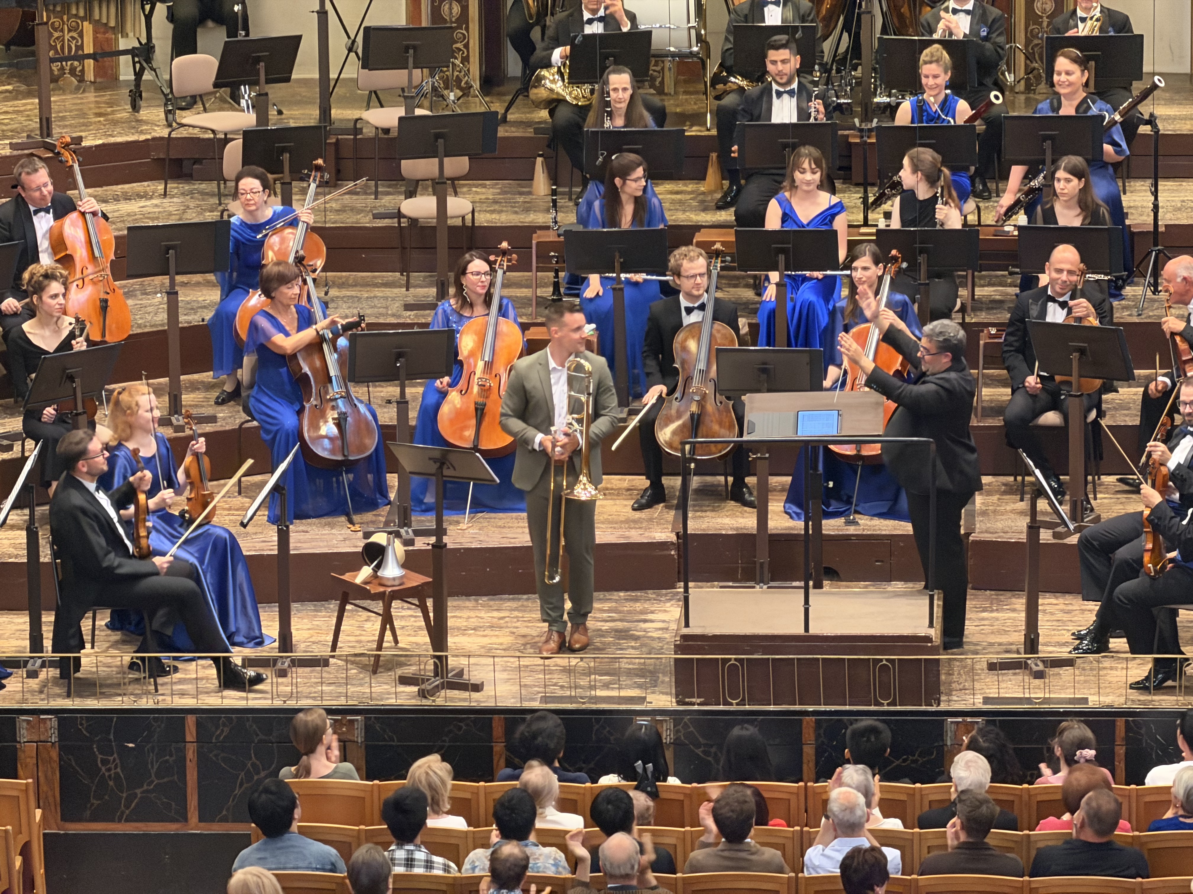 Martin Felsberger and the orchestra at the curtain call