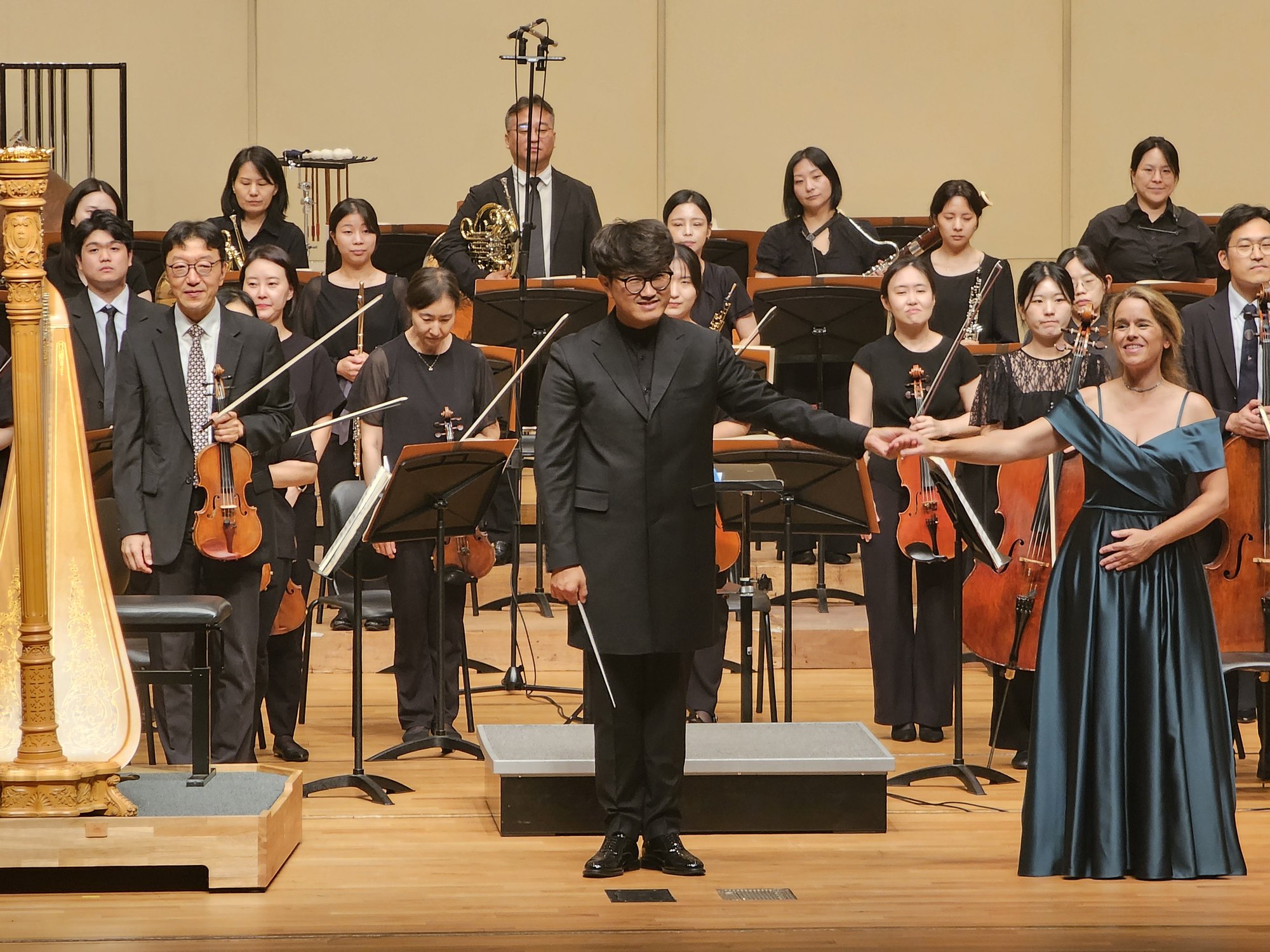 Conductor Hanhun Song and harpist Mirjam Schröder