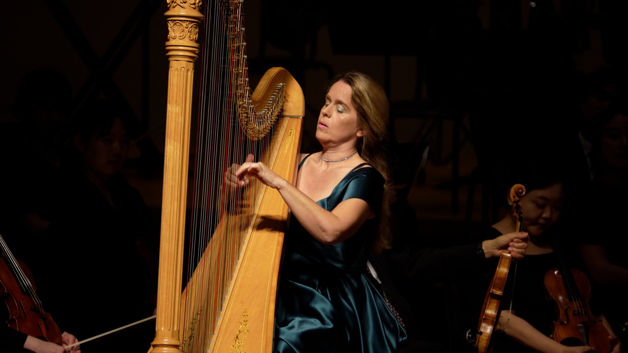 Harpist Mirjam Schröder performing Boieldieu's Harp Concerto