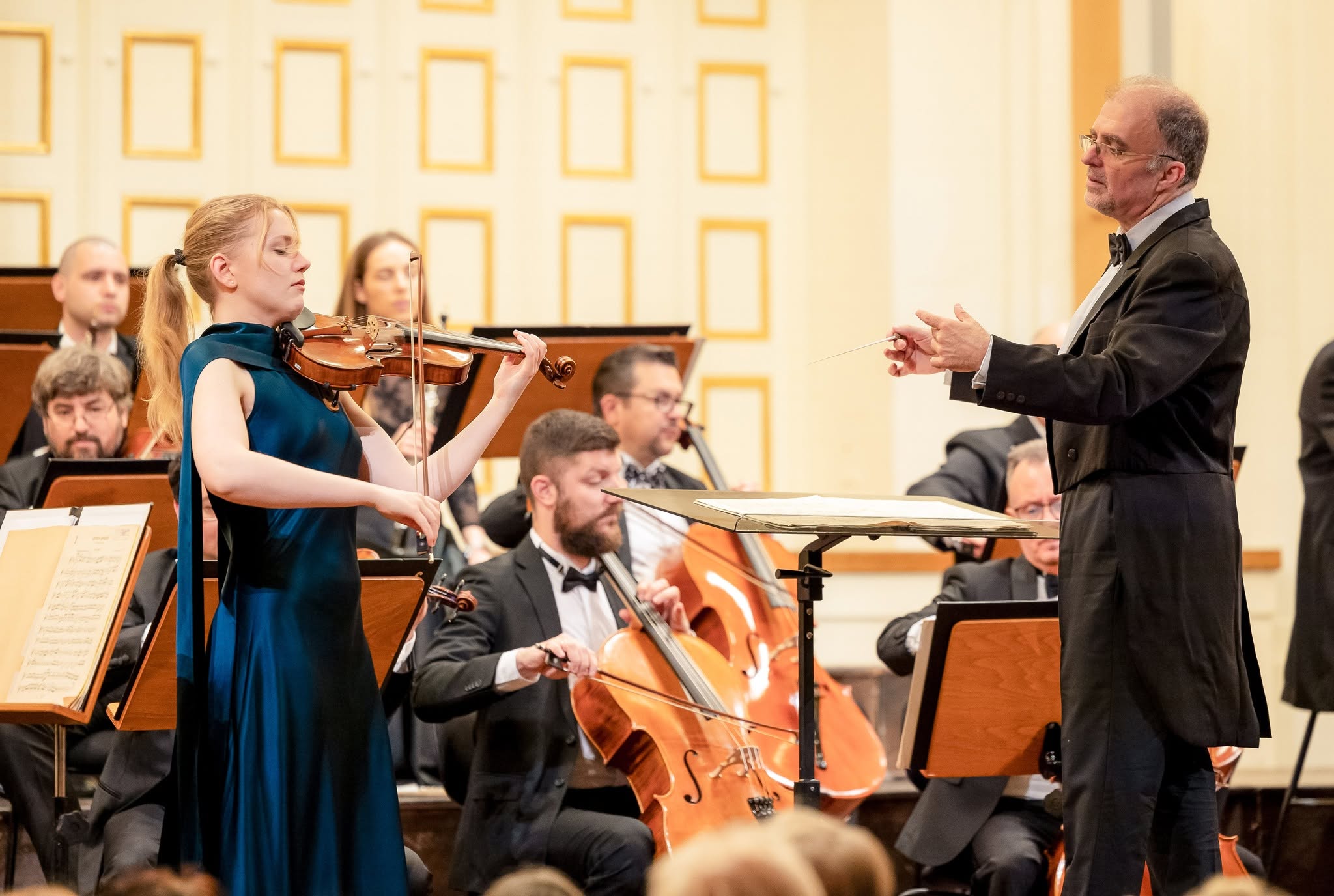 Charlotte Spruit playing with conductor Nayden Todorov