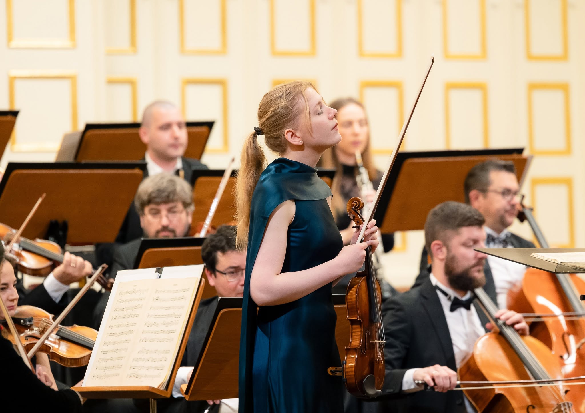 Violinist Charlotte Spruit performing at the Mozarteum