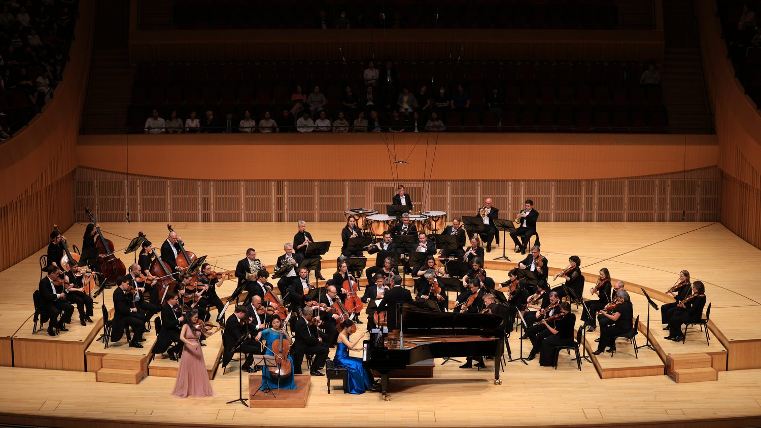 The Stuttgart Philharmonic with soloists on the Lotte Concert Hall stage